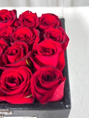باکس رز قرمز 16 شاخه چرمی