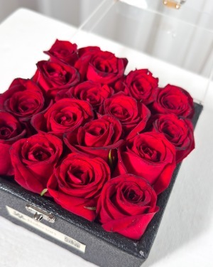 باکس رز قرمز 16 شاخه چرمی