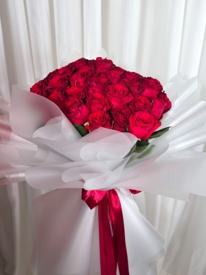 دسته گل رز قرمز با کاغذ پیچ سفید کلاسیک