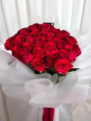 دسته گل رز قرمز با کاغذ پیچ سفید کلاسیک