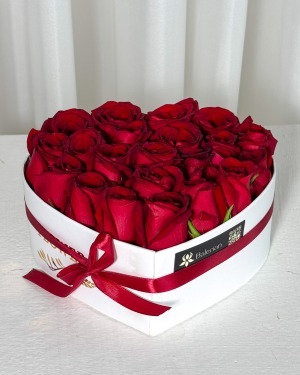 باکس کادویی گل رز قرمز (فرم قلب)
