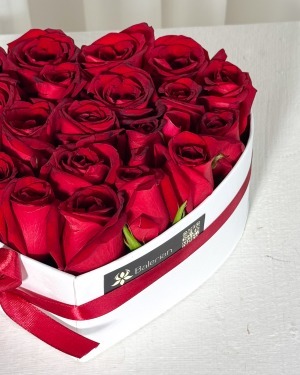 باکس کادویی گل رز قرمز (فرم قلب)