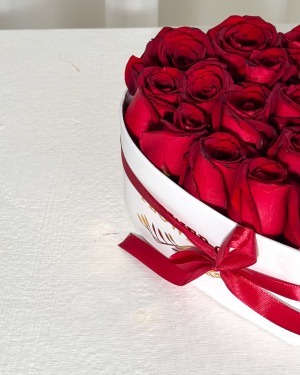 باکس کادویی گل رز قرمز (فرم قلب)