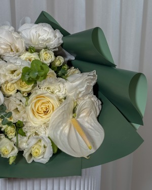 دسته گل کلاسیک آنتوریوم و رز سفید