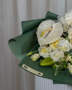 دسته گل کلاسیک آنتوریوم و رز سفید
