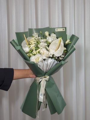 دسته گل کلاسیک آنتوریوم و رز سفید