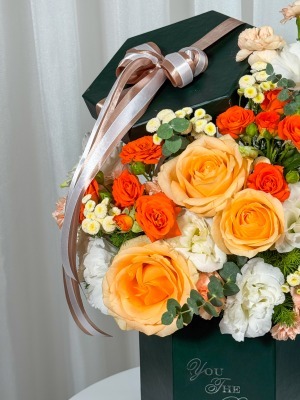 باکس شش‌ضلعی سبز با رز نارنجی