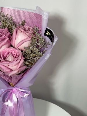 سه شاخه رز یاسی