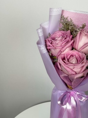 سه شاخه رز یاسی
