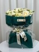 دسته گل رز هلندی سفید با بسته‌بندی مخملی سبز