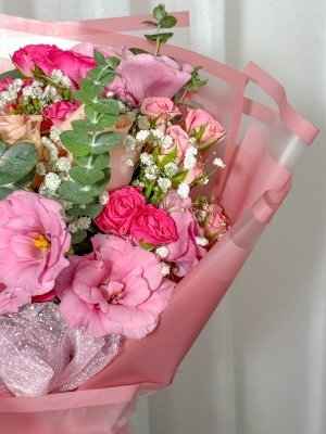 دسته گل رز گل بهی و لیسینتوس صورتی