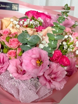 دسته گل رز گل بهی و لیسینتوس صورتی