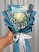 تک شاخه رز سفید با ژیپسوفیلا آبی آسمانی