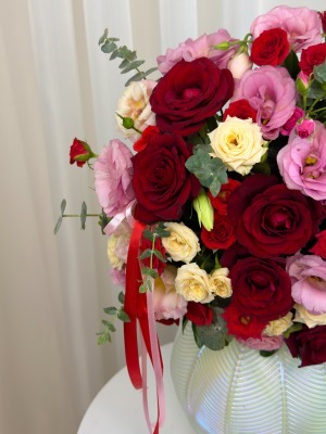 گلدان شیشه‌ای رز و لیسیانتوس چندرنگ آریا