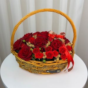 سبد دسته دار رز هلندی و مینیاتوری قرمز روژان