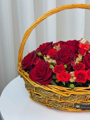 سبد دسته دار رز هلندی و مینیاتوری قرمز روژان