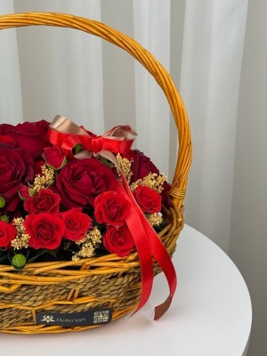 سبد دسته دار رز هلندی و مینیاتوری قرمز روژان