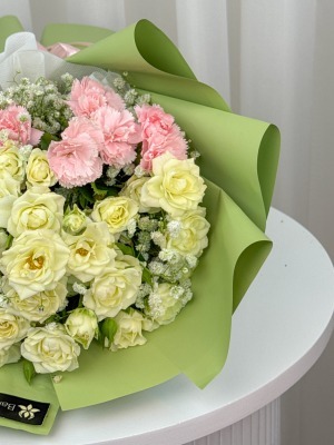 دسته گل رز مینیاتوری و میخک بهارک