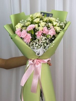 دسته گل رز مینیاتوری و میخک بهارک