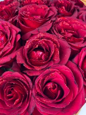 سبد حصیری دسته دار رز قرمز آرا