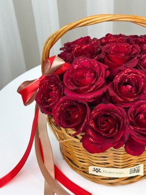 سبد حصیری دسته دار رز قرمز آرا