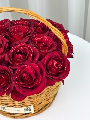 سبد حصیری دسته دار رز قرمز آرا