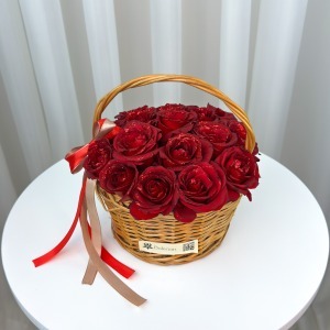 سبد حصیری دسته دار رز قرمز آرا