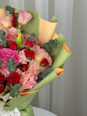 دسته گل رز و لیسیانتوس لوتوس