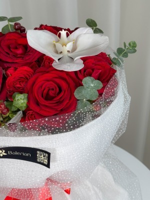دسته گل رز و ارکیده روژا
