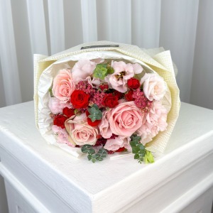 دسته گل رز و لیسیانتوس نوا