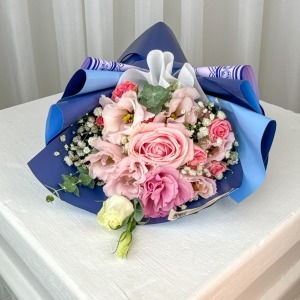 دسته گل مینی رز و لیسیانتوس سایا