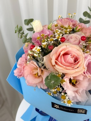 دسته گل ایستاده رز و بابونه آبیسا