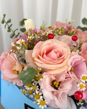 دسته گل ایستاده رز و بابونه آبیسا