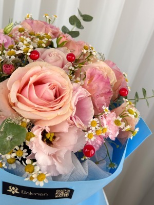 دسته گل ایستاده رز و بابونه آبیسا