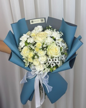 دسته گل آبی رز و کرزنتیا ساحل