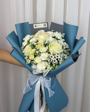 دسته گل آبی رز و کرزنتیا ساحل