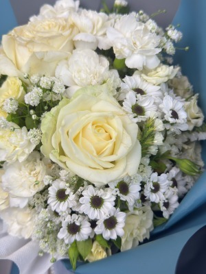دسته گل آبی رز و کرزنتیا ساحل