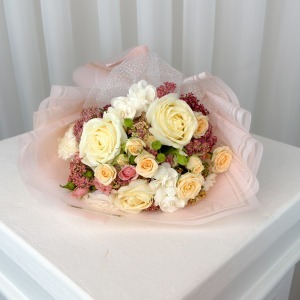 دسته گل رز و میخک صدف