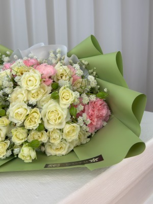 دسته گل رز مینیاتوری و میخک بهارک