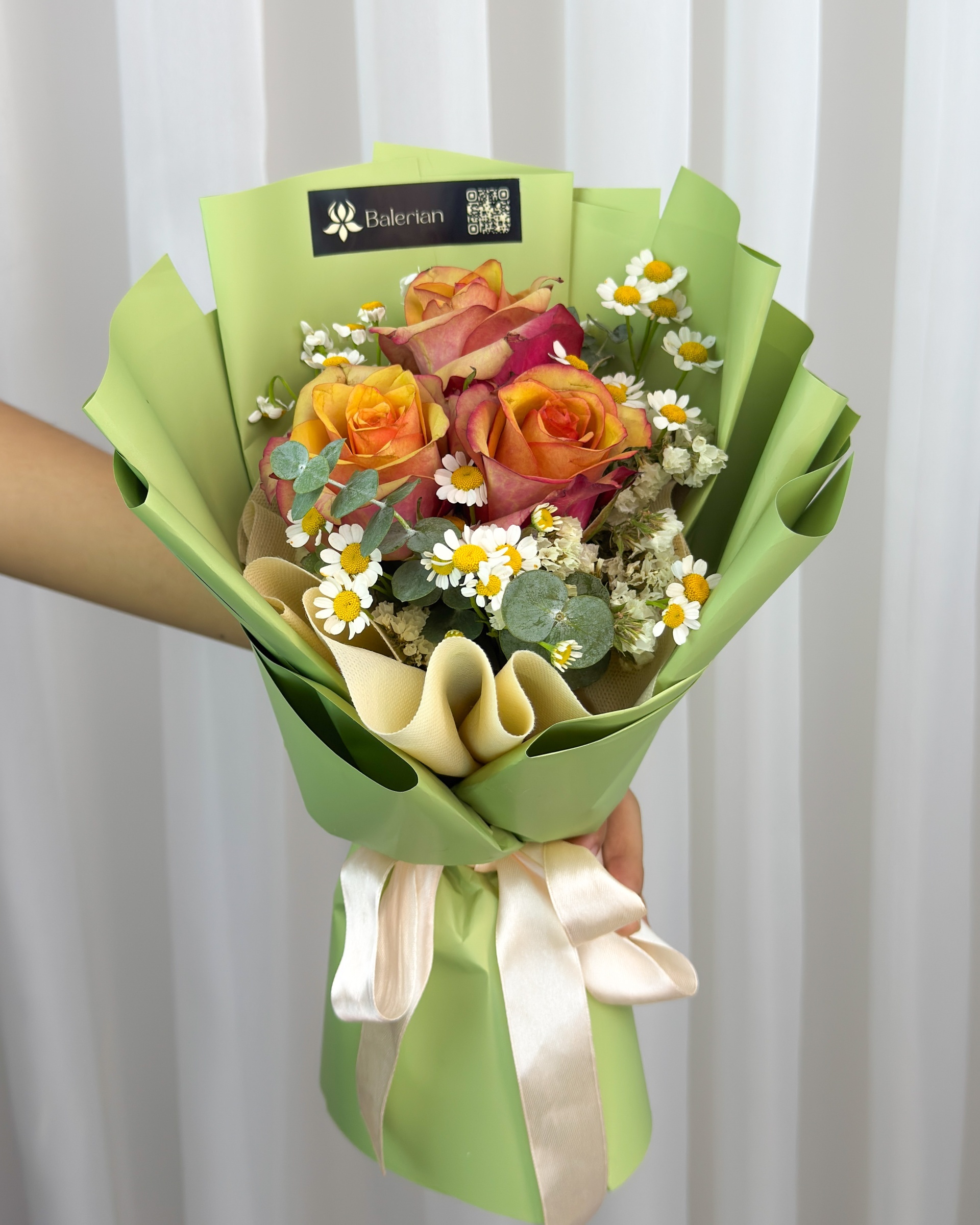 دسته گل رز ونتیج و بابونه سورن