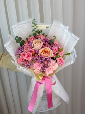 دسته‌گل رز و میخک رُزا