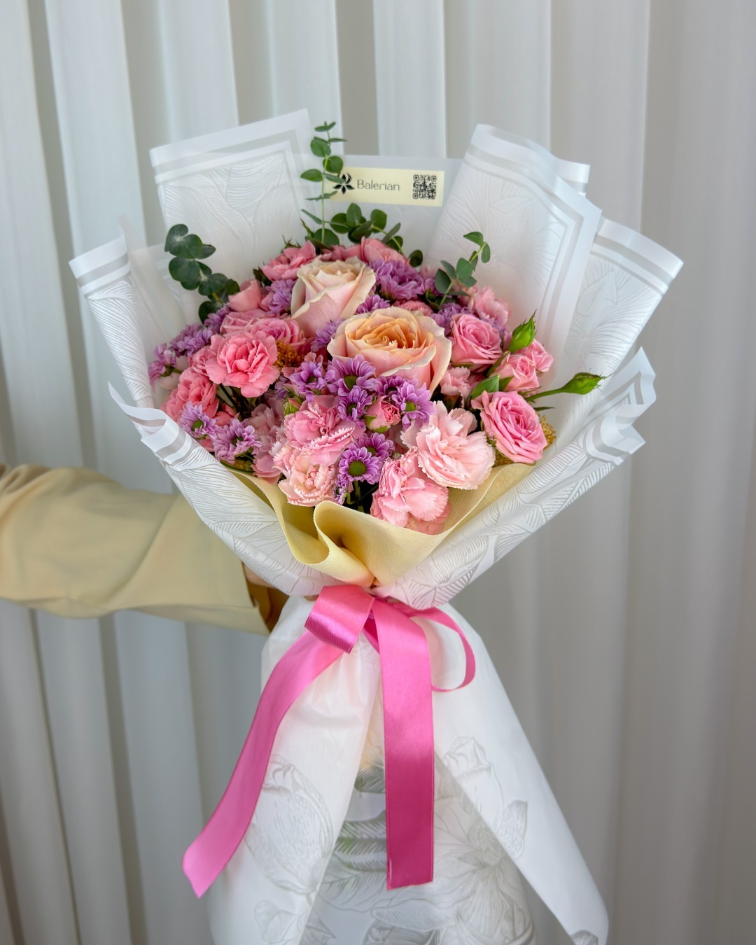دسته‌گل رز و میخک رُزا
