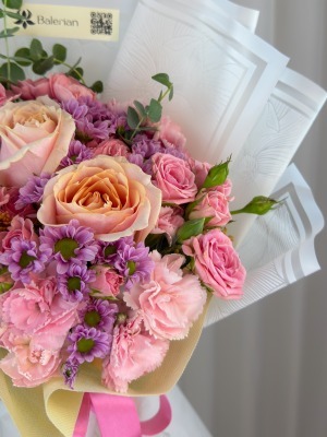 دسته‌گل رز و میخک رُزا
