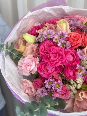 دسته‌گل رز و میخک رونیک