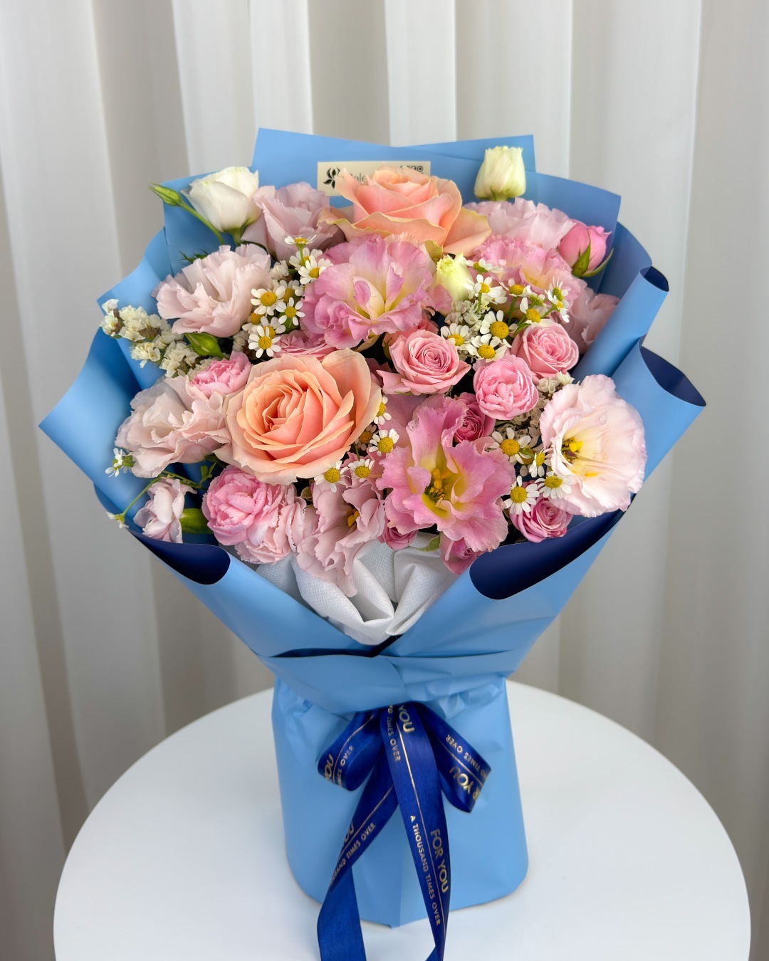 دسته گل رز و لیسیانتوس نیلی